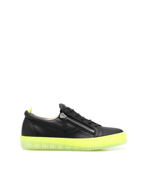 contrasting-sole low-top sneakers