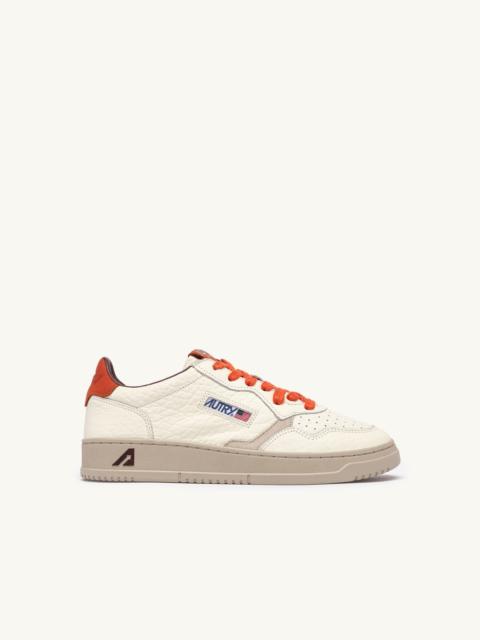 AUTRY MEDALIST LOW SNEAKERS IN SAND AND PUMPKIN LEATHER