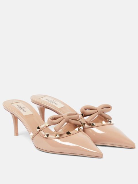 Rockstud bow-detail patent leather mules