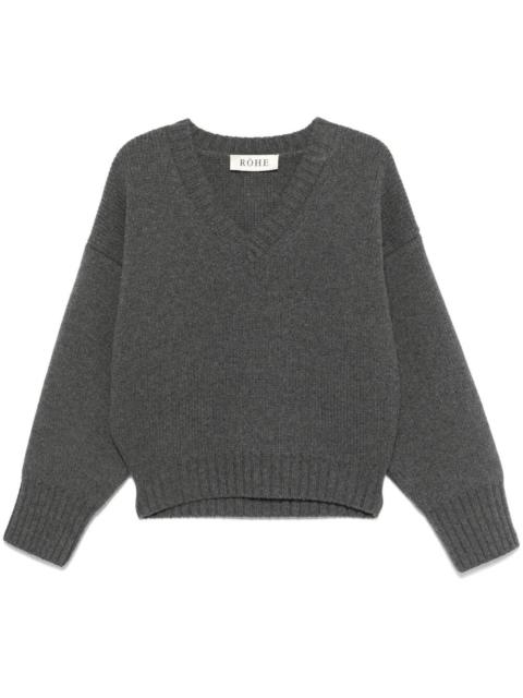 RÓHE Introducing the SCULPTURAL COMPACT V-NECK, an exquisite sweater from ROHE that embodies sophisticati