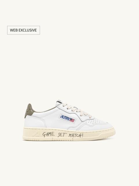 AUTRY MEDALIST LOW SNEAKERS IN LEATHER COLOR WHITE AND COVERT GREEN WITH LETTERING