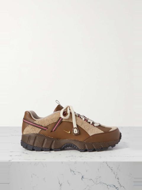 Nike 에어 Humara x Jacquemus Ale 브라운과 골드 스니커