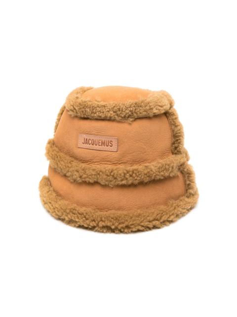 JACQUEMUS logo-patch shearling bucket hat