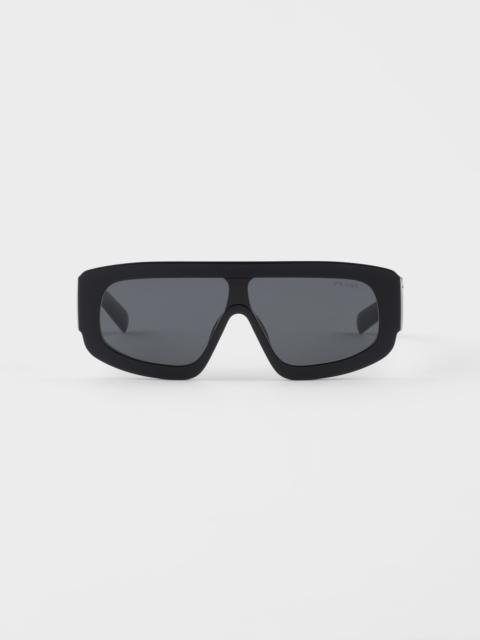 Sunglasses with triangle logo