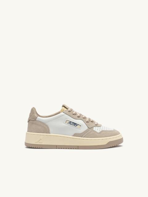 AUTRY MEDALIST LOW SNEAKERS IN FEATHER GRAY AND LAMB LEATHER AND SUEDE