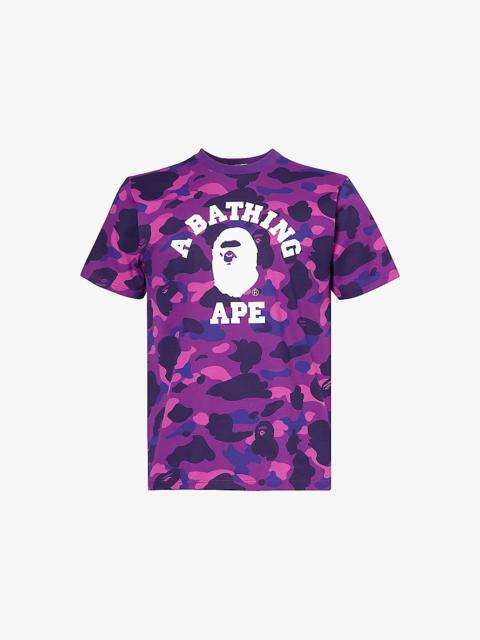 A BATHING APE® 자주색 색깔 Camo 대학 티셔츠