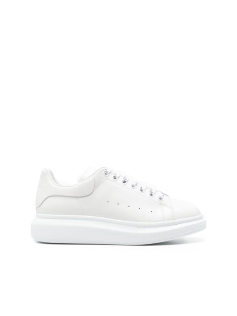 しろページ Alexander McQueen WHITE LEATHER OVERSIZED SNEAKERS
