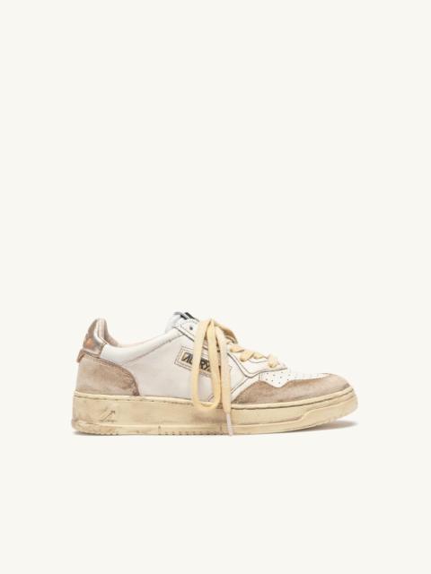 AUTRY MEDALIST LOW SUPER VINTAGE SNEAKERS IN LEATHER AND SUEDE COLOR WHITE AND GOLD