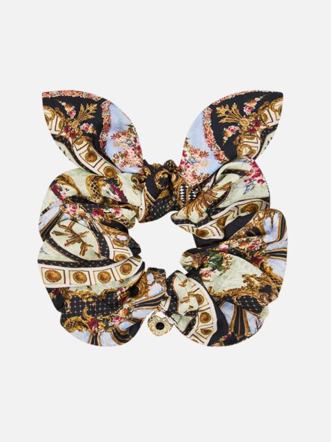CAMILLA SCRUNCHIE WITH TRINKET