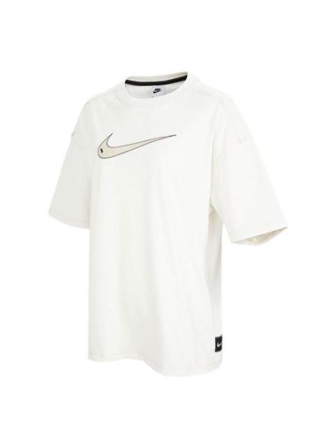 Nike (WMNS) 나이키 로고 인쇄 Athleisure 캐주얼 스포츠 코지 짧은 소매 백색 t-셔츠 DM6212-030