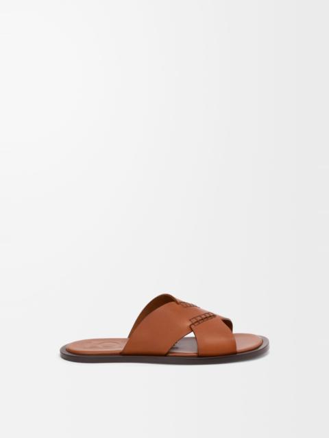 Flex criss-cross slide in vegetable-tanned calfskin