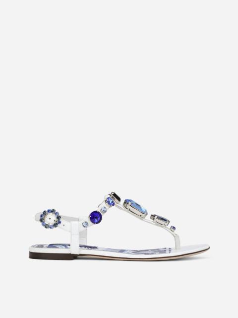 Patent leather thong sandals with embroidery