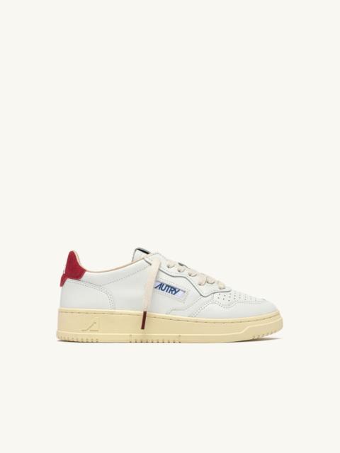 AUTRY MEDALIST LOW SNEAKERS IN WHITE LEATHER AND DEEP CLARET SUEDE