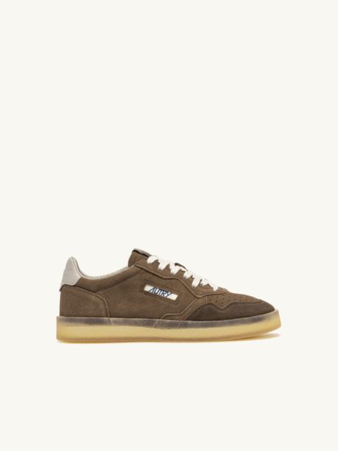 AUTRY MEDALIST LOW SNEAKERS IN SIGAR AND FEATHER GRAY SUEDE