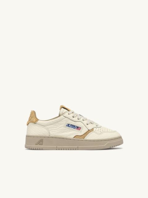 AUTRY MEDALIST LOW SNEAKERS IN SAND LEATHER