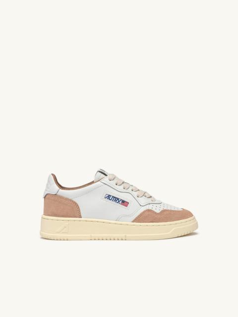 AUTRY MEDALIST LOW SNEAKERS IN WHITE LEATHER AND PHARD SUEDE
