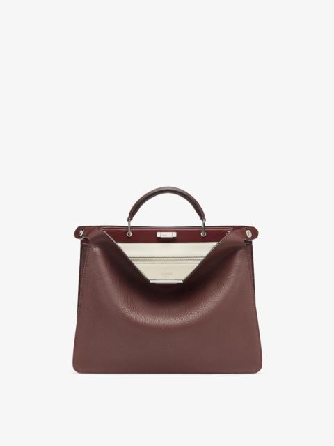 FENDI Medium iconic Peekaboo ISeeU bag, made of burgundy Cuoio Romano leather. The interior is organized i