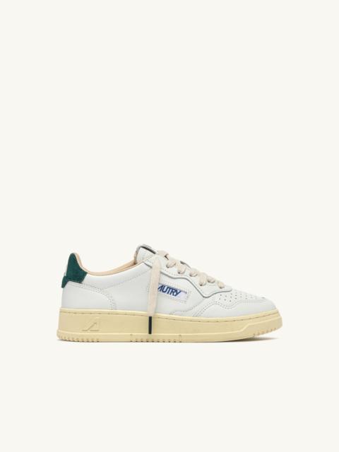 AUTRY MEDALIST LOW SNEAKERS IN WHITE LEATHER AND DARK SEA SUEDE