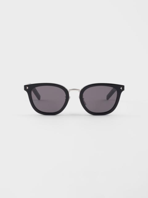Sunglasses with the iconic metal plaque