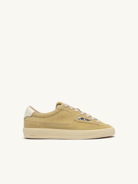 AUTRY WINDSCAPE LOW SNEAKERS IN STRAW AND MARSHMALLOW SUEDE