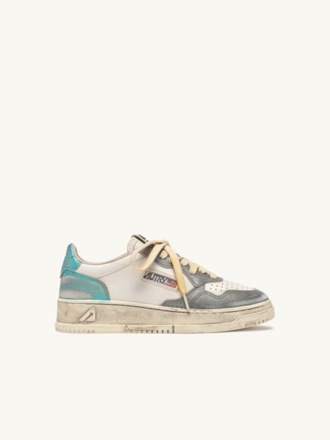 AUTRY MEDALIST LOW SUPER VINTAGE SNEAKERS IN ASH AND SEA LEATHER