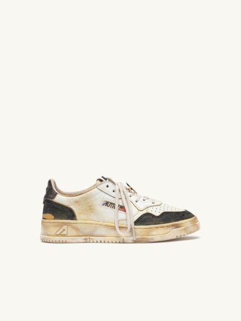 AUTRY MEDALIST LOW SUPER VINTAGE SNEAKERS IN WHITE AND ANTIQUE BLACK LEATHER