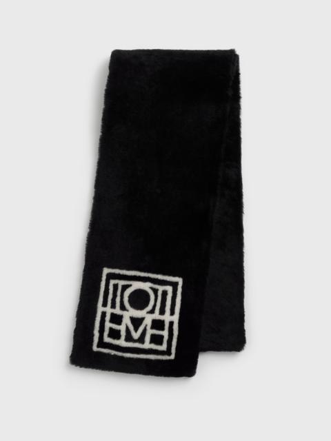 TOTEME Monogram shearling scarf black