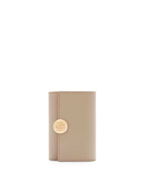 Pebble small vertical wallet in shiny nappa calfskin
