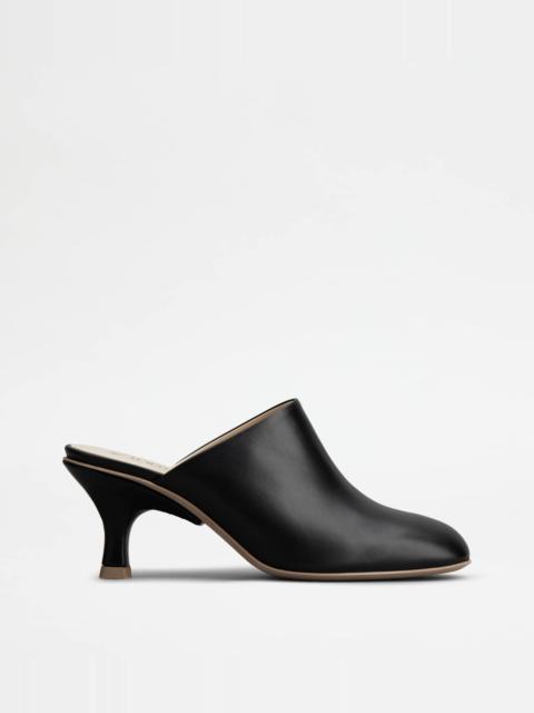 MULES IN LEATHER - BLACK