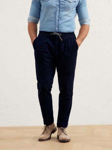 Garment-dyed leisure fit trousers in cotton narrow wale corduroy with drawstring and pleat