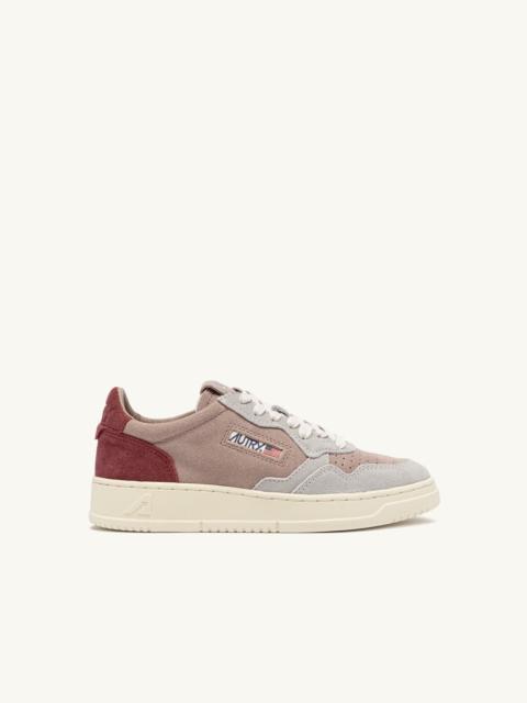 AUTRY MEDALIST LOW TRICOLOR SNEAKERS IN BURGUNDY, ROSE, CINNAMON AND CLOUD SUEDE