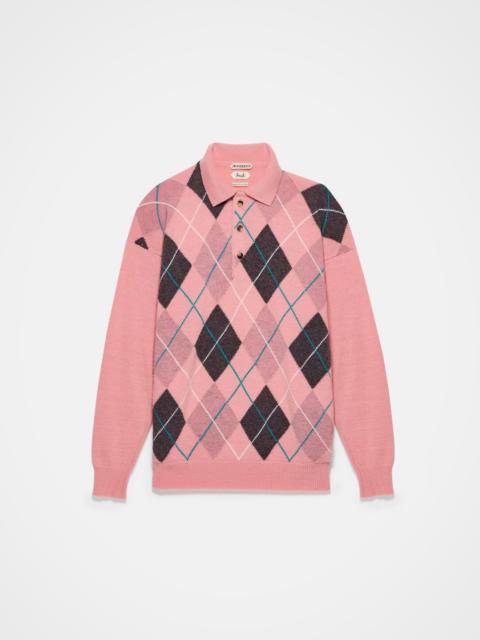 JW Anderson MENS JW ANDERSON X PRINGLE KNITTED ARGYLE POLO TOP IN BUBBLEGUM