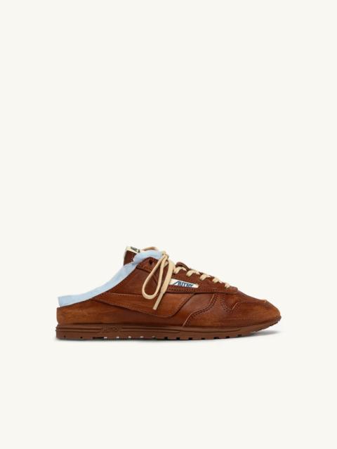AUTRY WINDSPIN MULE SNEAKERS IN SHIRT BUFF AND AZURE LEATHER