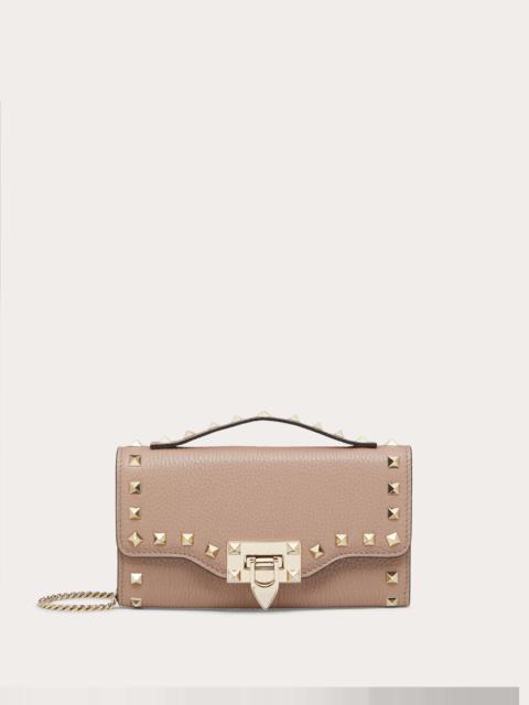 ROCKSTUD GRAINY CALFSKIN WALLET WITH CHAIN STRAP