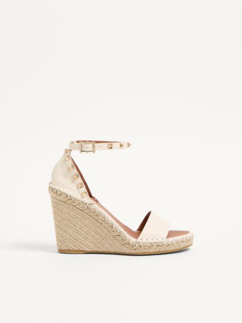 Valentino DOUBLE ROCKSTUD GRAINY CALFSKIN WEDGE SANDAL 105 MM