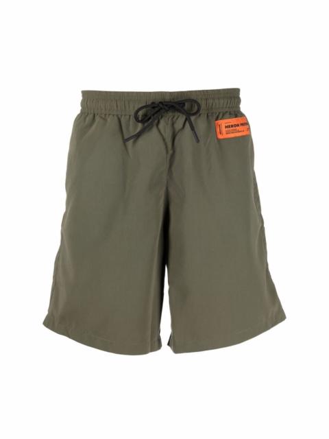 drawstring-waist logo-patch shorts