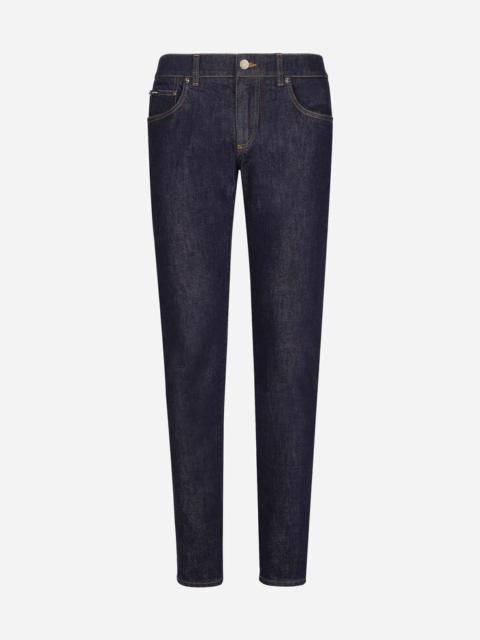Skinny stretch denim jeans with flocked logo tag