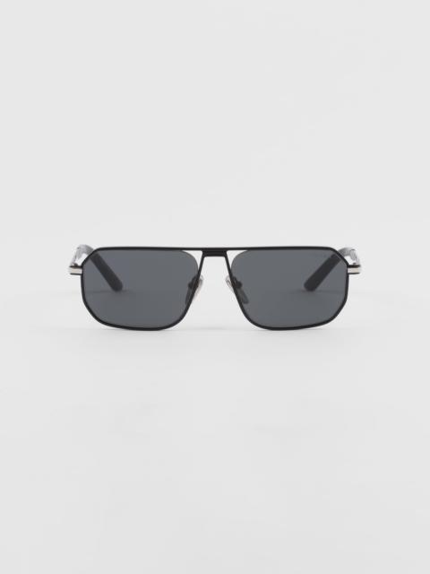 Sunglasses with iconic metal plaque