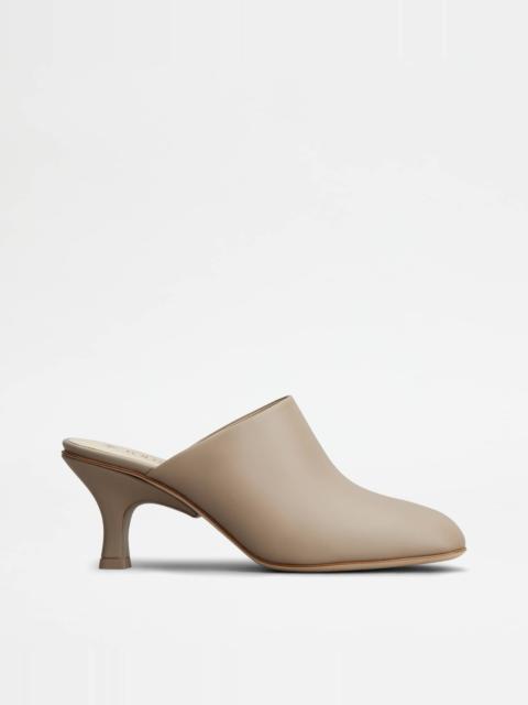 MULES IN LEATHER - GREY