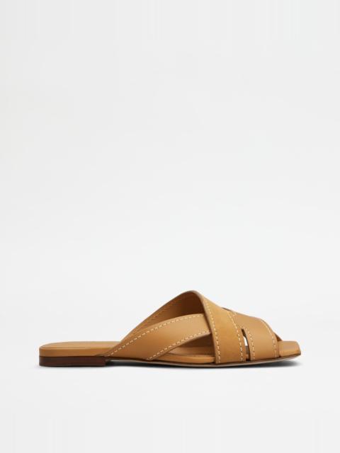 Tod's SANDALS IN SMOOTH LEATHER AND SUEDE - BROWN