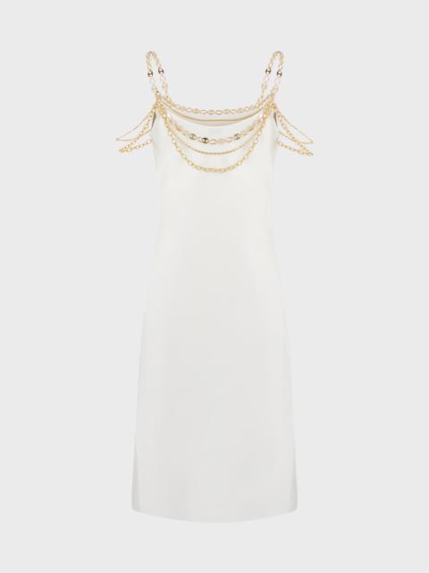 LIGHT PLEATED WHITE DRESS EMBELLISHED WITH "EIGHT" SIGNATURE CHAIN