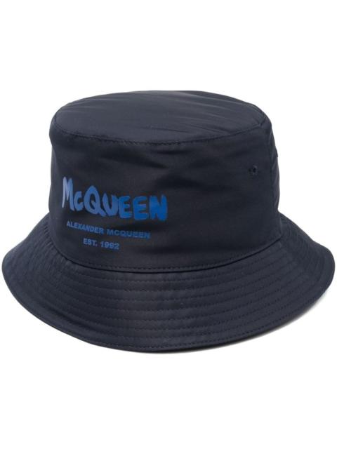 Alexander McQueen 로고 인쇄 물통 모자