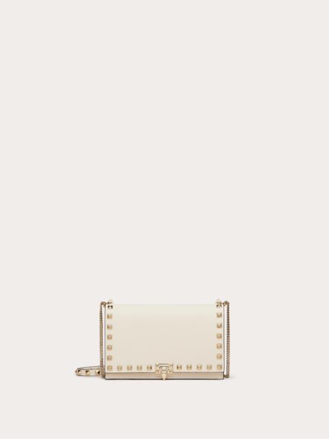 GRAINY CALFSKIN POUCH WITH ROCKSTUD CHAIN