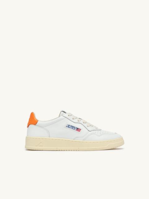 AUTRY MEDALIST LOW SNEAKERS IN WHITE AND PARSIMMON ORANGE LEATHER