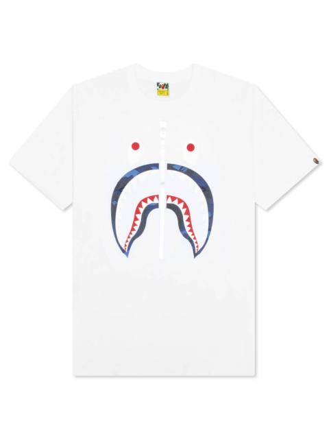 A BATHING APE® COLOR CAMO SHARK TEE - WHITE/NAVY