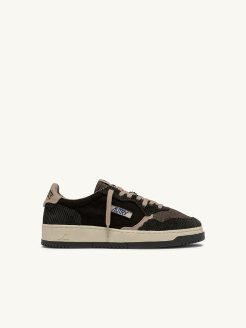 AUTRY MEDALIST LOW SNEAKERS IN BROWN CLIMBING IVY AND SEDIMENT VELVET