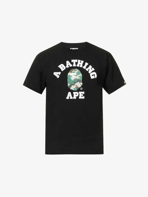 A BATHING APE® Woodland Camo 그래픽 인쇄면-jersey 티셔츠
