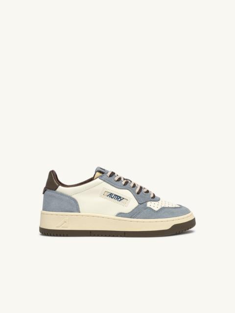 AUTRY MEDALIST LOW SNEAKERS IN CHOCOLATE CHIP AND SKY LEATHER AND SUEDE