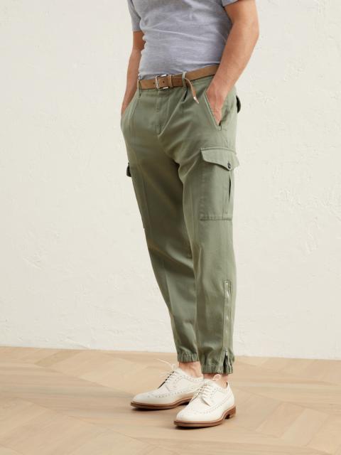 Brunello Cucinelli Garment-dyed ergonomic fit trousers in twisted cotton gabardine with pleats, cargo pockets and zippe