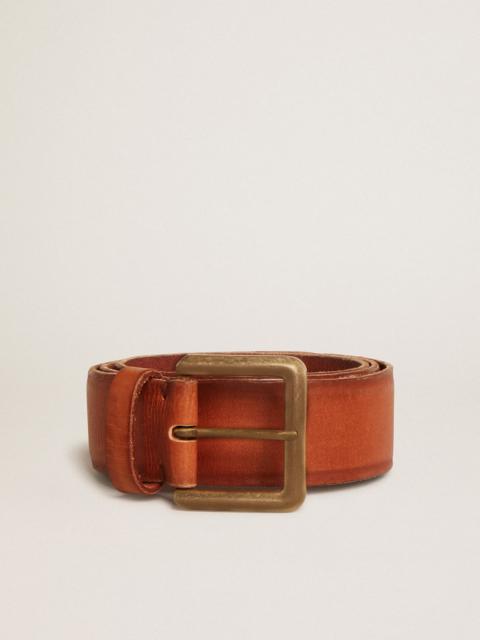 Belt in tan-colored washed leather with raised print